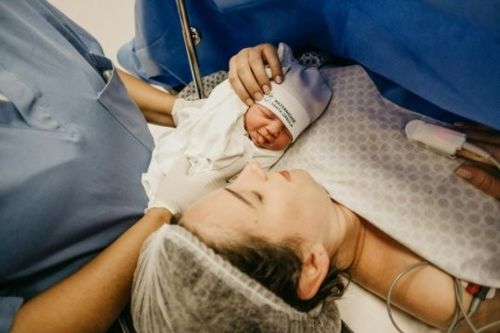 Ultime notizie aziendali su 'Lascia volare il mio orsetto di peluche': la madre di un bambino di nove anni ucciso in un attacco al mercato di Natale rende omaggio
