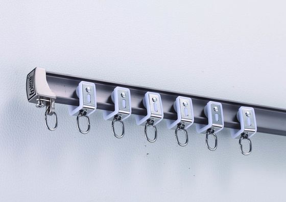 Un buon prezzo. Pista flessibile resistente della tenda di lunghezza 10mm*25mm di Grey Color 4.5m senza rumore in linea