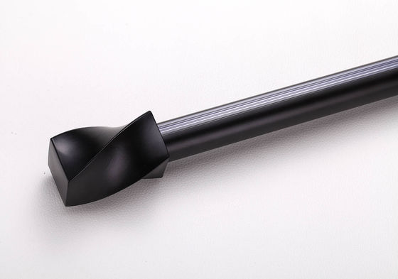 Un buon prezzo. Un colore nero di 6063 di alluminio della lega aste della tenda resistenti del diametro 22mm In linea