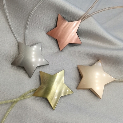 Un buon prezzo. Fermaglio del grippaggio della tenda del magnete della stella del metallo degli accessori della pista della tenda della sala da pranzo In linea